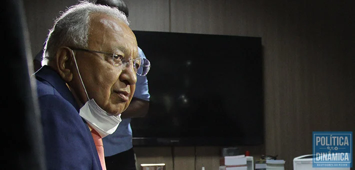 DOUTOR PESSOA APERTA CERCO CONTRA POBRES QUE OCUPAM ÁREAS DA PREFEITURA E HOMEM LEVA TIRO DA GUARDA MUNICIPAL EM AÇÃO MAL PLANEJADA