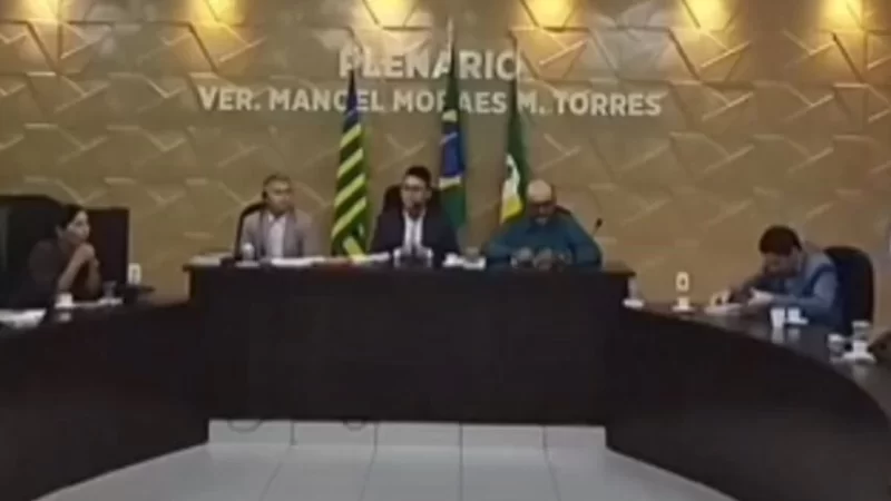 Contra a criação de duas secretarias vereadores de oposição saem de sessão na Câmara. 