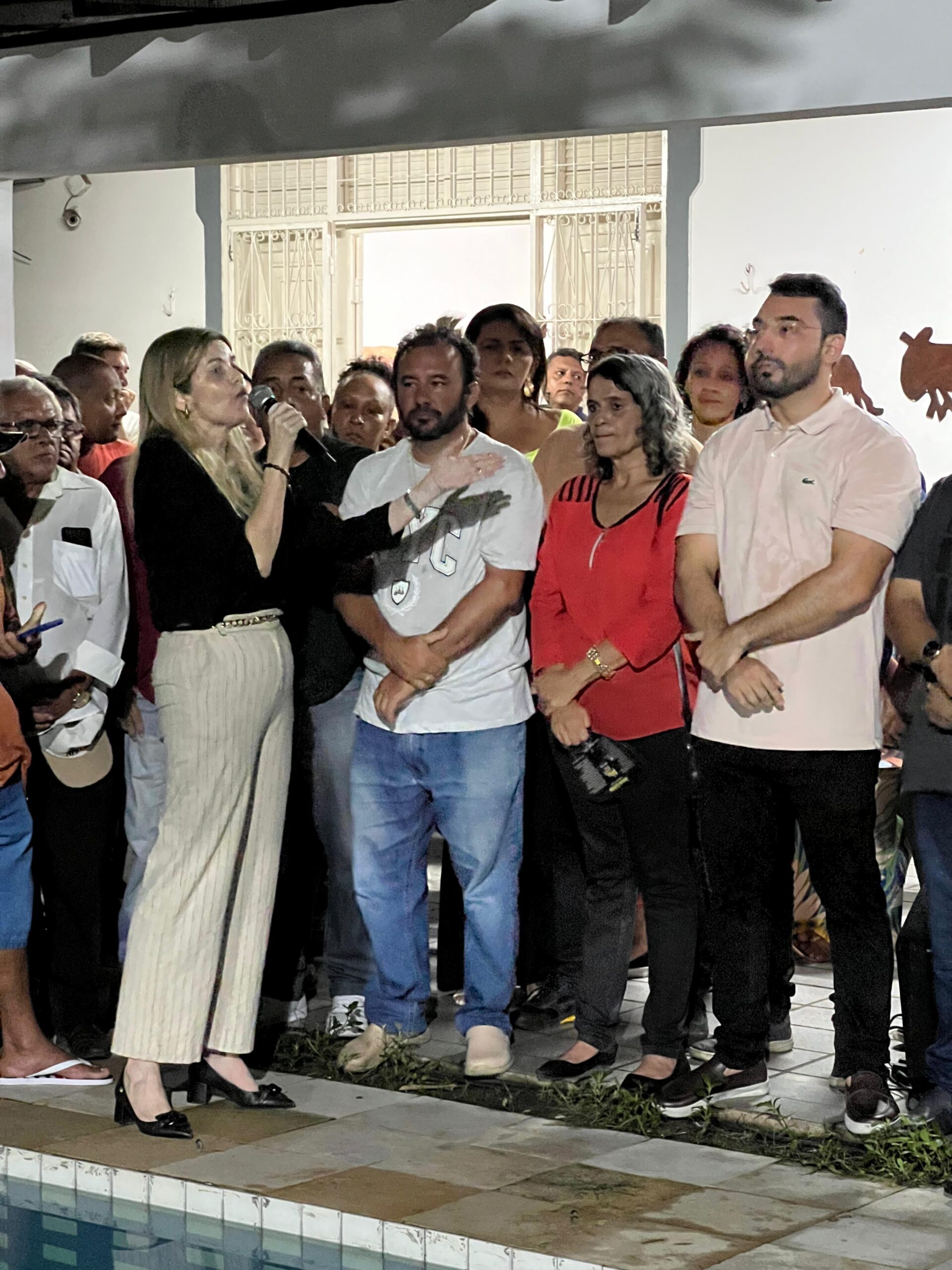 Reunião na casa do Mão Santa reúne várias centenas de pessoas