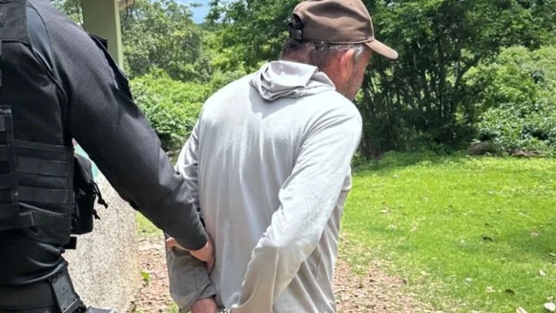 Homem é preso com duas armas após ameaçar ex-companheira em Luís Correia