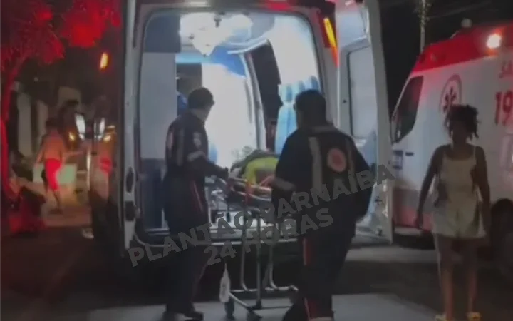Motociclista morre ao bater em árvore na Avenida Rosápolis; duas pessoas ficam feridas