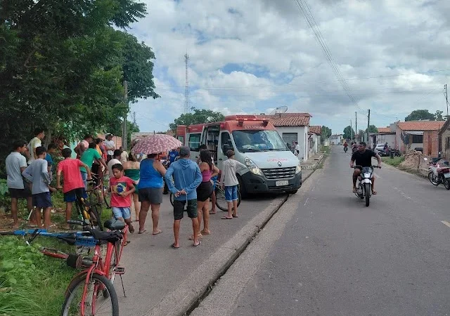 Colisão entre moto e caminhão deixa mulher ferida no Centro de Buriti dos Lopes