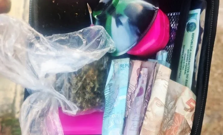 Mulher é conduzida à delegacia após abordagem da PM encontrar maconha em bolsa em Luís Correia