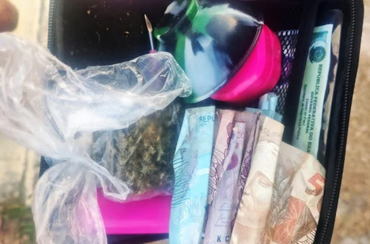 Mulher é conduzida à delegacia após abordagem da PM encontrar maconha em bolsa em Luís Correia