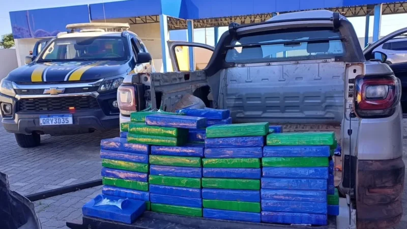 PRF apreende 135 kg de cocaína em picape abordada na BR-402, em Parnaíba
