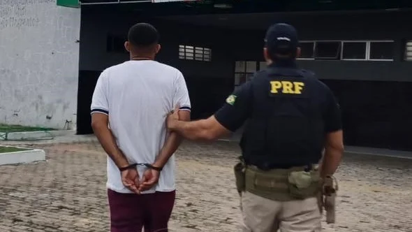 Homem com mandado por homicídio qualificado é preso pela PRF na BR-402, em Parnaíba