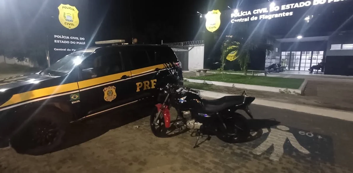 Motocicleta apreendida pela PRF em ocorrência na BR-343, em Parnaíba