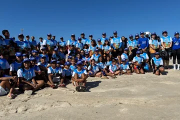 Ação de limpeza na Praia da Pedra do Sal, em Parnaíba, com recolhimento de lixo por moradores e voluntários.