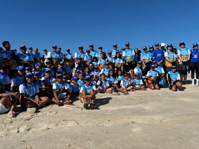 Ação de limpeza na Praia da Pedra do Sal, em Parnaíba, com recolhimento de lixo por moradores e voluntários.